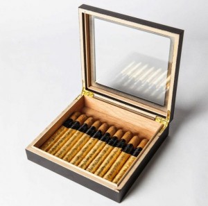 black-tie-gold-cigar-2-600x594